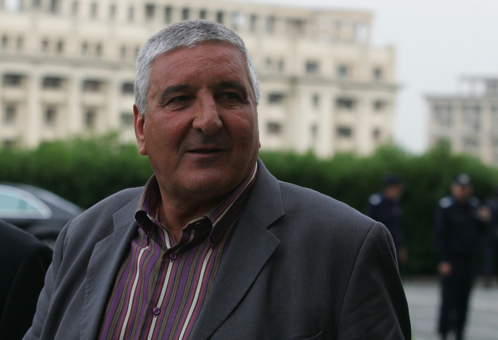Rică Răducanu, complicații după ce a fost operat de urgență. Medicii nu îl vor externa astăzi: ”Sunt mort, nu mai pot, tată!”