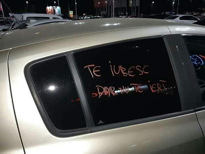 Răzbunare fabuloasă! Ce mesaje i-a scris, cu rujul pe geamurile mașinii, o femeie din Brăila iubitului care a părăsit-o