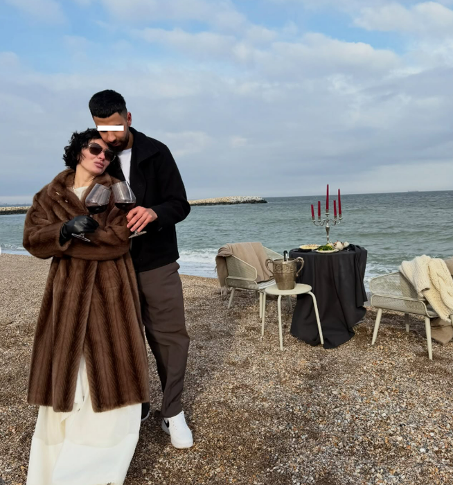 Ana Morodan iubește din nou? Influencerița s-a afișat cu un tânăr care a scos-o la o cină romantică pe malul mării, în frig