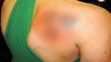 Nu i-a venit sa creada! A mers sa-si faca un tatuaj smecher. Cand s-a uitat in oglinda a inceput sa planga. M-a nenorocit