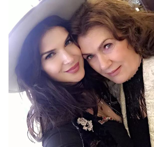 Cum au apărut mama și fratele Monicăi Bîrlădeanu la nunta ei cu Valeriu Gheorghiță. Părintele zici că e sora actriței, nu glumă!