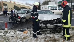 Accident cu șase răniți, la ieșirea din Slobozia spre Urziceni, pe DN2A. Două mașini s-au lovit frontal