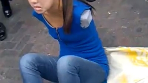 Nu te-ai fi gandit niciodata ca o fetita fara maini poate face asa ceva!