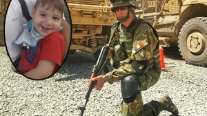 Militarul-erou luptă în Afganistan ca să își trateze fiul grav bolnav! Darius are trei ani: "Noi nu am auzit vocea lui niciodată"