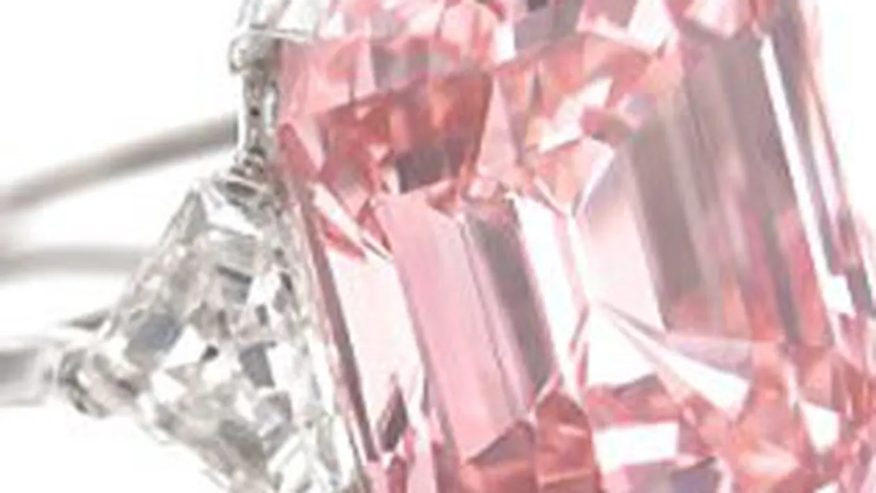 Un inel cu diamant roz, cea mai scumpa bijuterie din lume!
