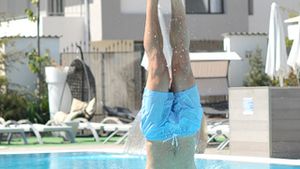 Daniel Ghita se racoreste la piscina! Uite ce sarituri de senzatie face si ce fizic impresionant are!