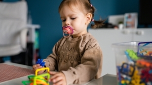 Această tânără de 24 de ani nu poate renunța la suzetă. Motivul halucinant pentru care adoptă comportamentul unui bebeluș