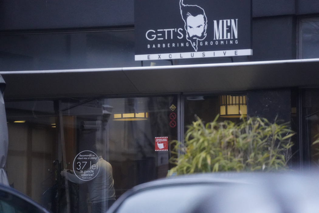 Toni Iuruc și-a aranjat frizura la un salon din zona Floreasca