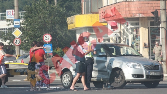 VIDEO Doua şoferiţe au vazut verde in faţa ochilor dupa ce s-au busit serios