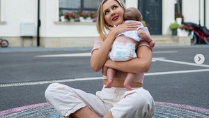 Emily Burghelea s-a îngălbenit toată! A ajuns la spital cu fetița ei: ”A rezistat eroic!”