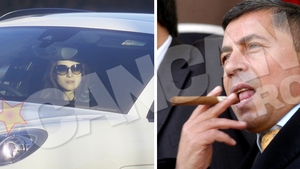 Imagini unice: Milionarul pe bancheta din spate si soferita cu Porsche tipla
