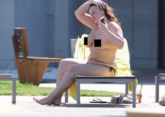 Acest fotomodel a lăsat pe toată lumea cu gura căscată! A apărut la piscină aproape dezbrăcată!