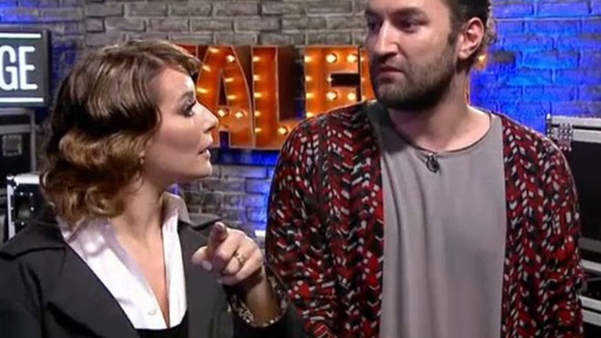 Gestul lui SMILEY, când a apărut în culise la ‘’Românii au talent‘’ LAURA COSOI:,,Dar de ce te-ai înroşit?‘’