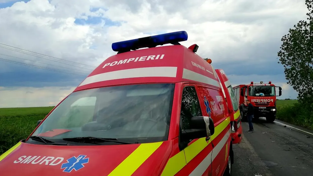 Accident îngrozitor în Arad! Trei persoane au ajuns la spital. Imagini de la fața locului. FOTO