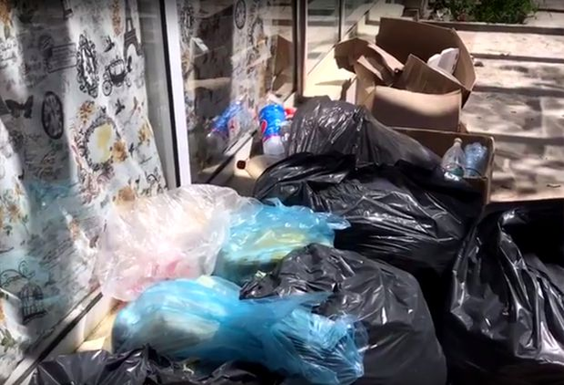 După ce vei vedea asta, nu vei mai mânca niciodată! Cum e pregătit, de fapt, porumbul fiert vândut pe plajele de lux din Mamaia