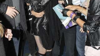 Lady Gaga face furori cu cizmele ei paroase!