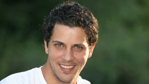 Lucian Viziru stie ca haina il face pe om! Cum a fost filmat artistul