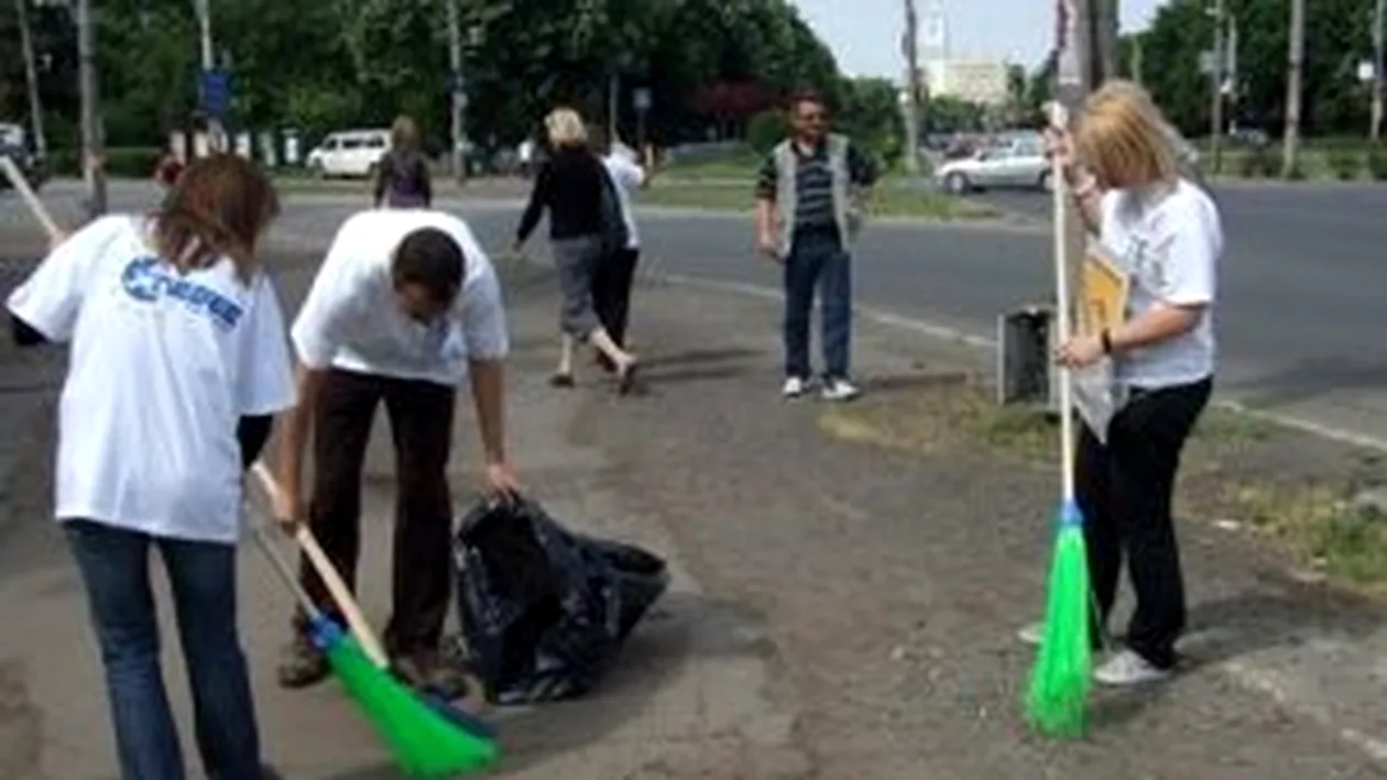 Ce inseamna munca in folosul comunitatii! Pedepsiti sa vopsesca garduri, sa sape si sa se ocupe de curatenia in piete!