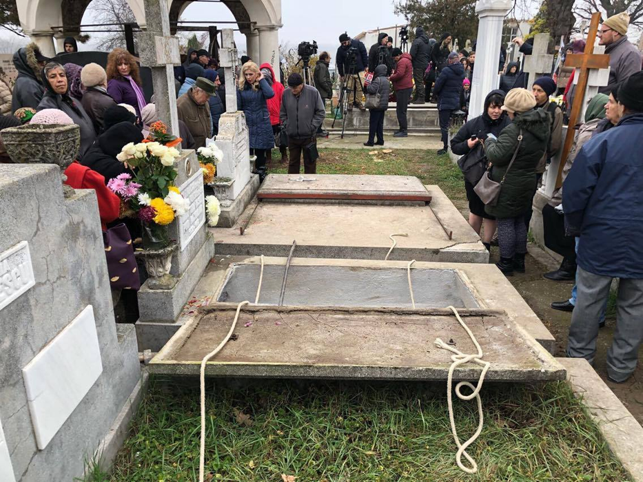 Oamenii s-au îmbulzit la mormântul Stelei Popescu