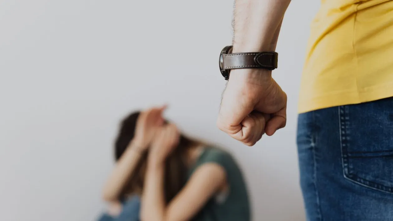 Celebru cântăreţ de la noi, acuzat că ar fi bătut o prostituată, într-un hotel! Poliţia i-a deschis dosar penal