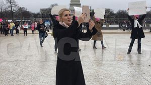 Imagini exclusive de la investirea presedintelui SUA! Cum s-a imbracat vedeta Antenei 1 la party-ul dat de Trump