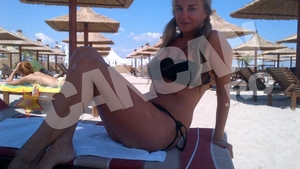 Tania Budi, pictorial fierbinte pe nisipul incins. A pozat la 45 de ani, ca la 20!