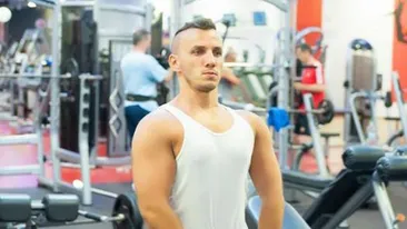 MIHAI TRĂISTARIU îşi pune sănătatea în pericol! Unde s-a pozat cântăreţul:‘’ Nu te mai duce, e cancerigen!’’