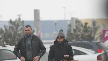 Jojo iese din casa doar insotita! Vezi ce “inger” pazitor de aproape doi metri o urmareste pas cu pas!