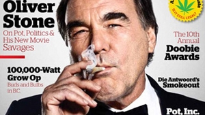 Regizorul Oliver Stone pozeaza cu joint-ul in gura si recunoaste: "M-as apuca de cultivat iarba!"