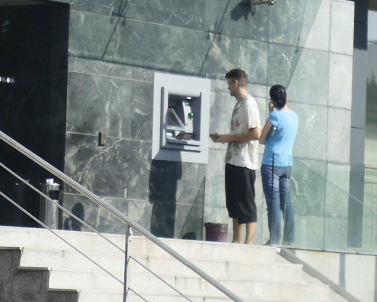 Tudor Chirilă a făcut ”blat” cu o angajată, pentru a scoate o sumă de bani de la bancomat!