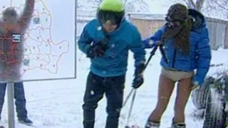 VIDEO Baietii de la "Neata" au pedepsit-o pe Roxana Vancea! Au pus-o sa prezinte vremea in viscol si cu o pereche scurta de pantaloni!