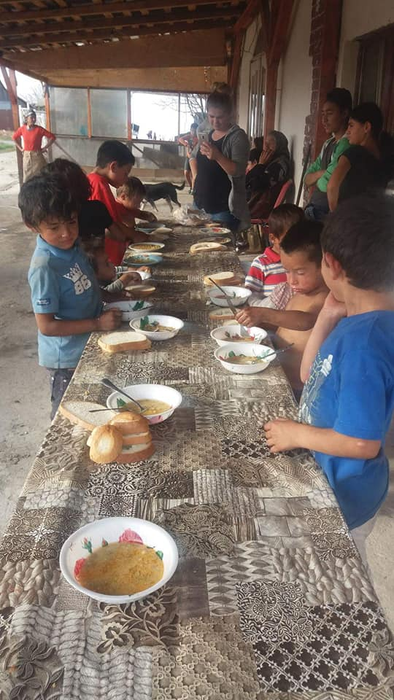 Un pastor din Târgu-Mureș are grijă de zeci de copii care trăiesc într-o sărăcie lucie! Oamenii au făcut un apel disperat pe Facebook: „Îmi tremură mâna pe tastatură!”