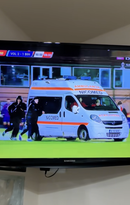 Momente penibile, pe un teren de fotbal din România. Ambulanța, obligată să intervină de urgență, împinsă pe gazon