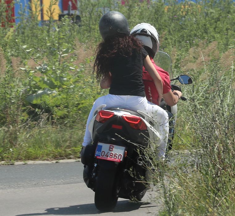 Daniel este pasionat de caii putere şi îi demonstrează soţiei cât de priceput este în pilotarea unei motociclete