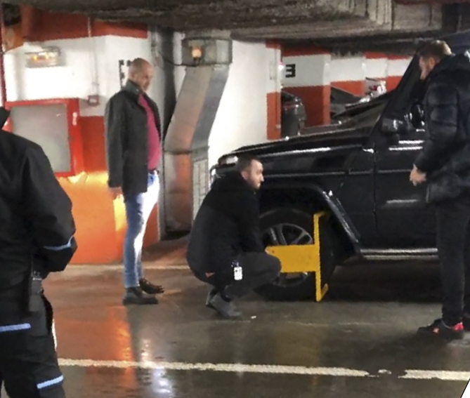 Mega-scandal în parcarea mall-ului între bodyguarzi și un șmecheraș cu Mercedes