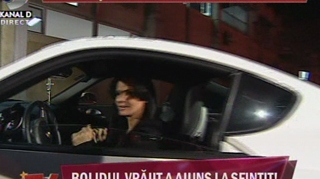 VIDEO Oana Zavoranu, hostess langa masina ei! Si-a prezentat automobilul recuperat de la vrajitoare cu muzica la maximum si dansand!
