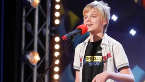 Il mai tii minte pe pustiul blond cu chitara de la Romanii au talent? Vezi ce super-vedeta a ajuns sa imite!