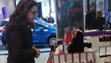 Mihaela, dragostea ei - cumparaturile! Sotia lui Mircea Geoana s-a lipit de standurile cu nimicuri