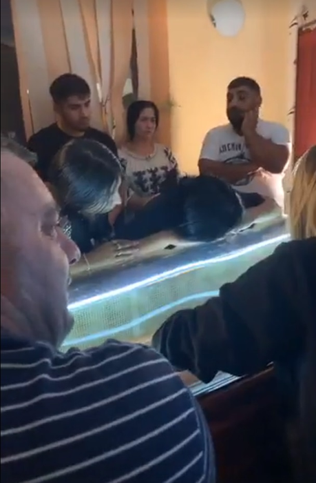 Soția lui Dany Vicol, nedezlipită de sicriul bărbatului iubit. Imagini de la priveghiul tânărului ucis în accidentul provocat de Mario Iorgulescu. VIDEO