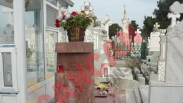 Vaduva lui Jean Constantin apare pe monumentul funerar
