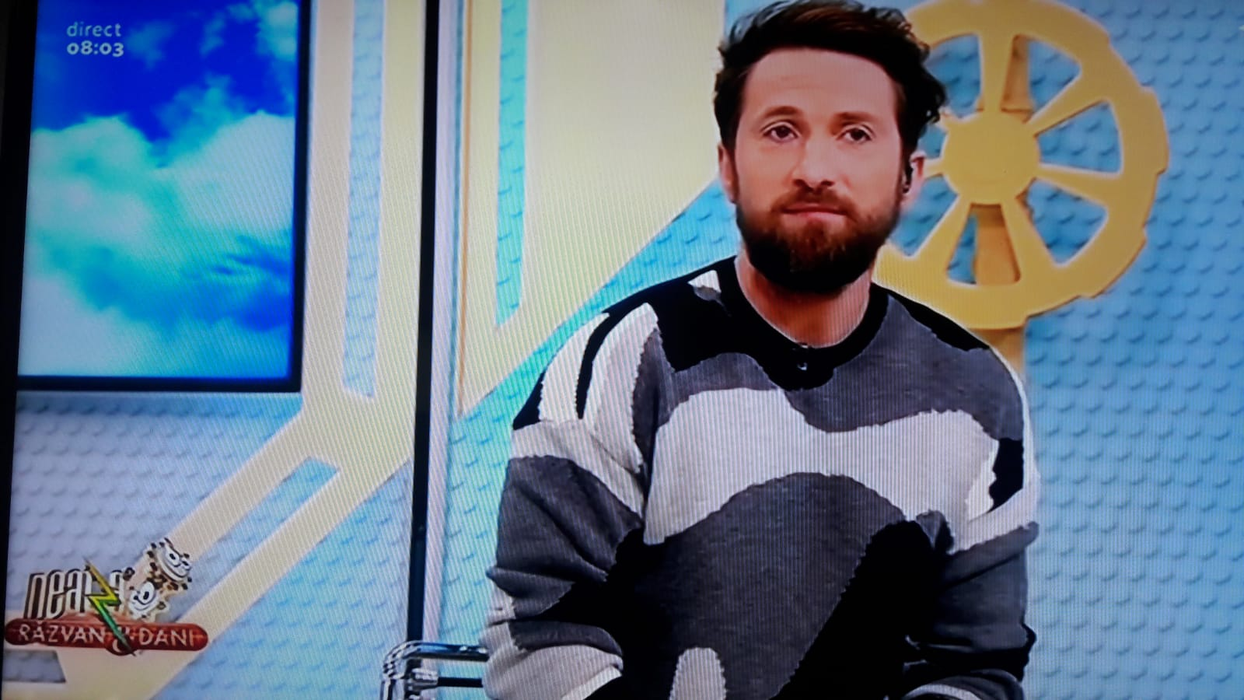 Dani Oțil a făcut mișto de Răzvan Simion în direct, la TV! Cum s-a îmbrăcat prezentatorul pentru matinalul de la Antena 1