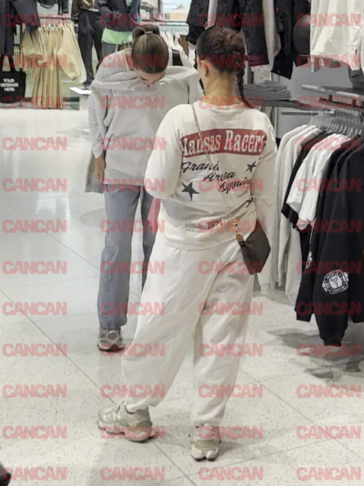 Gina Pistol probează haine în mall
