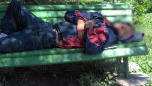 Un roman fara adapost, cu antecedente pentru agresiuni sexuale, listat la tribunal cu domiciliul pe o banca din parc