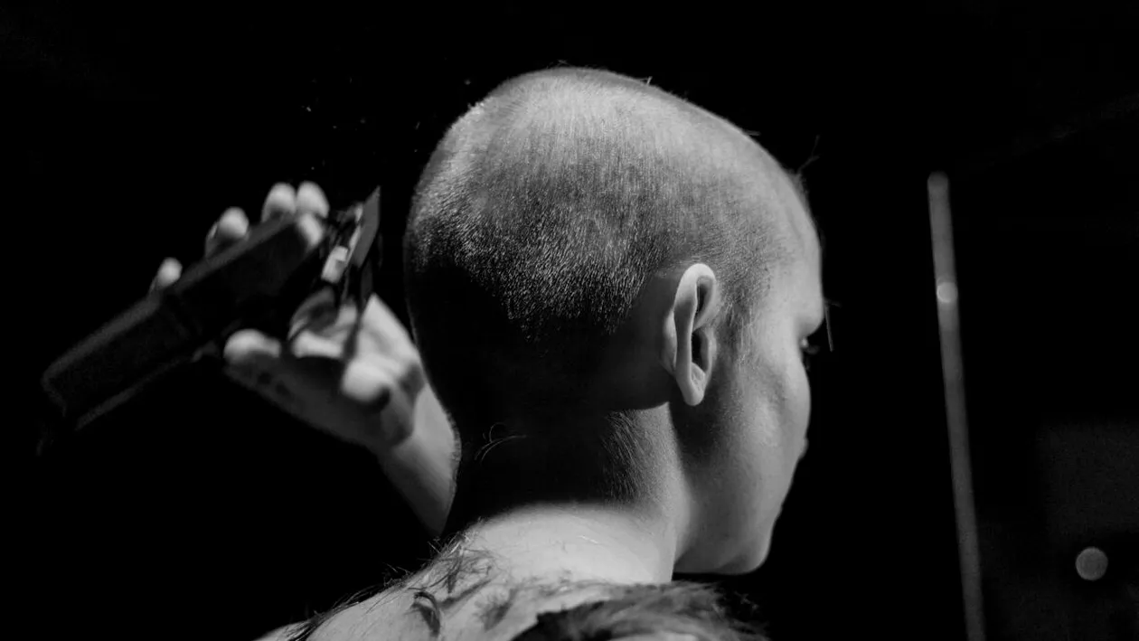 În 2026, tot mai multe tinere aleg să se radă în cap! Ce se ascunde în spatele acestui trend viral?