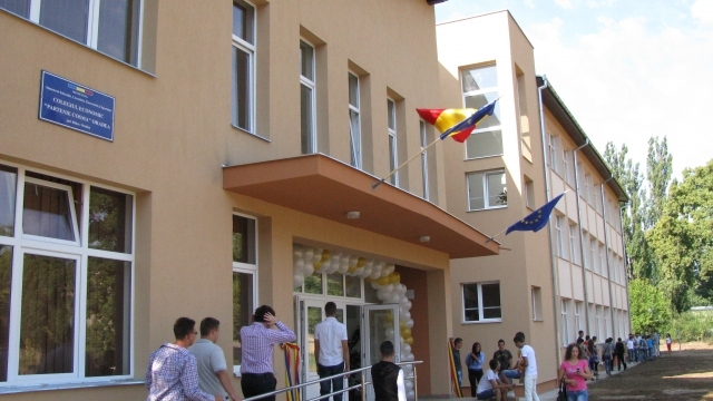 Incident de 8 martie la un colegiu din Oradea. O elevă a ajuns la spital după ce s-a tăiat la mâini