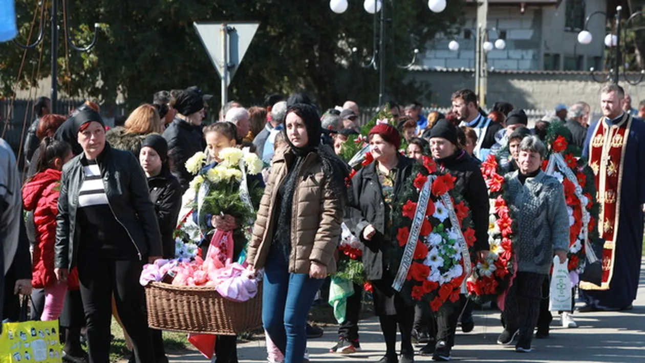 Durere fără margini la Munteni Buzău. 8 sicrie, 50 de preoți, sute de coroane