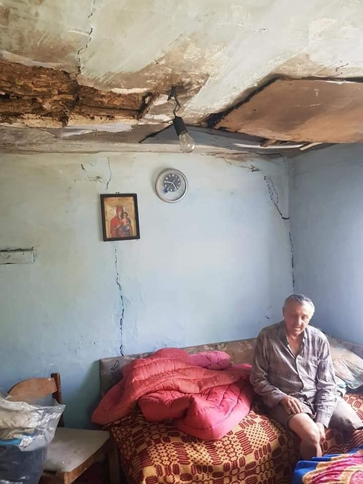 Aici locuia nea Gheorghe înainte de a se muta în casa construită de voluntari