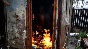 Tragedie. O familie din Moinești se zbate între viață și moarte, în urma unui incendiu care le-a ars casa și toată averea.