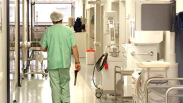 Fetita de 8 ani, in coma dupa ce a fost lovita cu oglinda de o masina