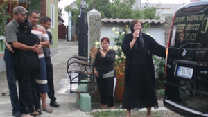 Mama Denisei plângea şi cânta în ziua înmormântării fiicei ei! Ipostaza sfâşietoare cu femeia care e la un pas să-şi piardă minţile